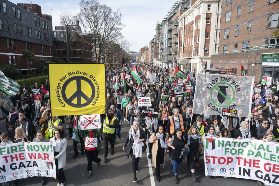 Londra ve Saraybosna'da İsrail protestosu! Binlerce kişi sokaklara döküldü 25